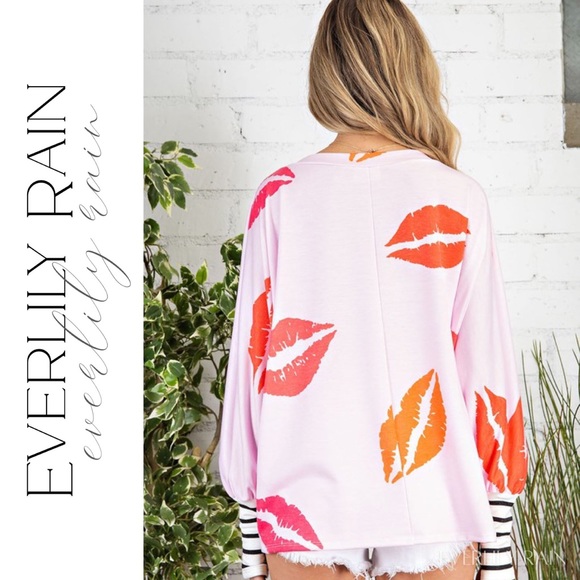 Super Cute Lip Print Top with Thumbholes - Picture 9 of 11